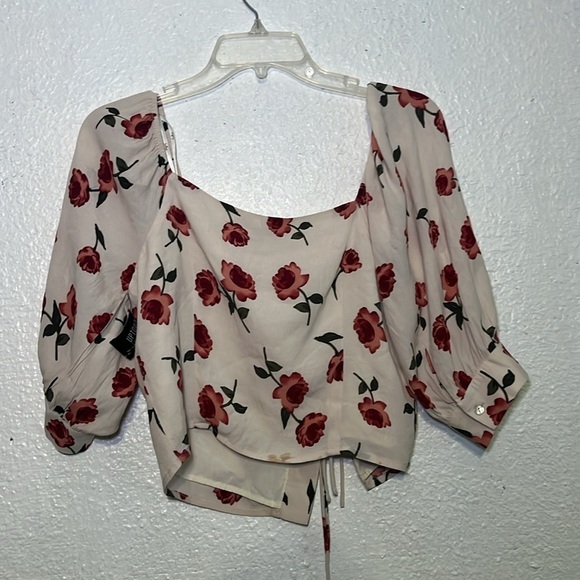 Lulu’s cream colored floral top with front ties size small - Picture 6 of 8